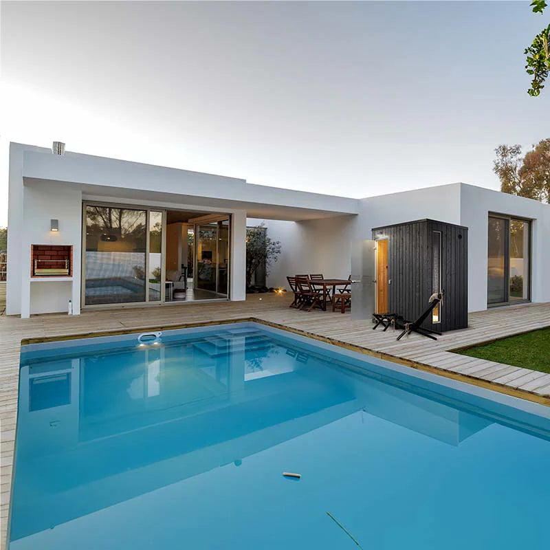 KUUT - hammam extérieur avec terrasse en bois et piscine.