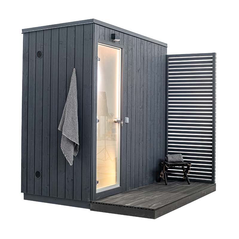 Sauna à vapeur extérieur KUUT avec porte et chaise visibles.