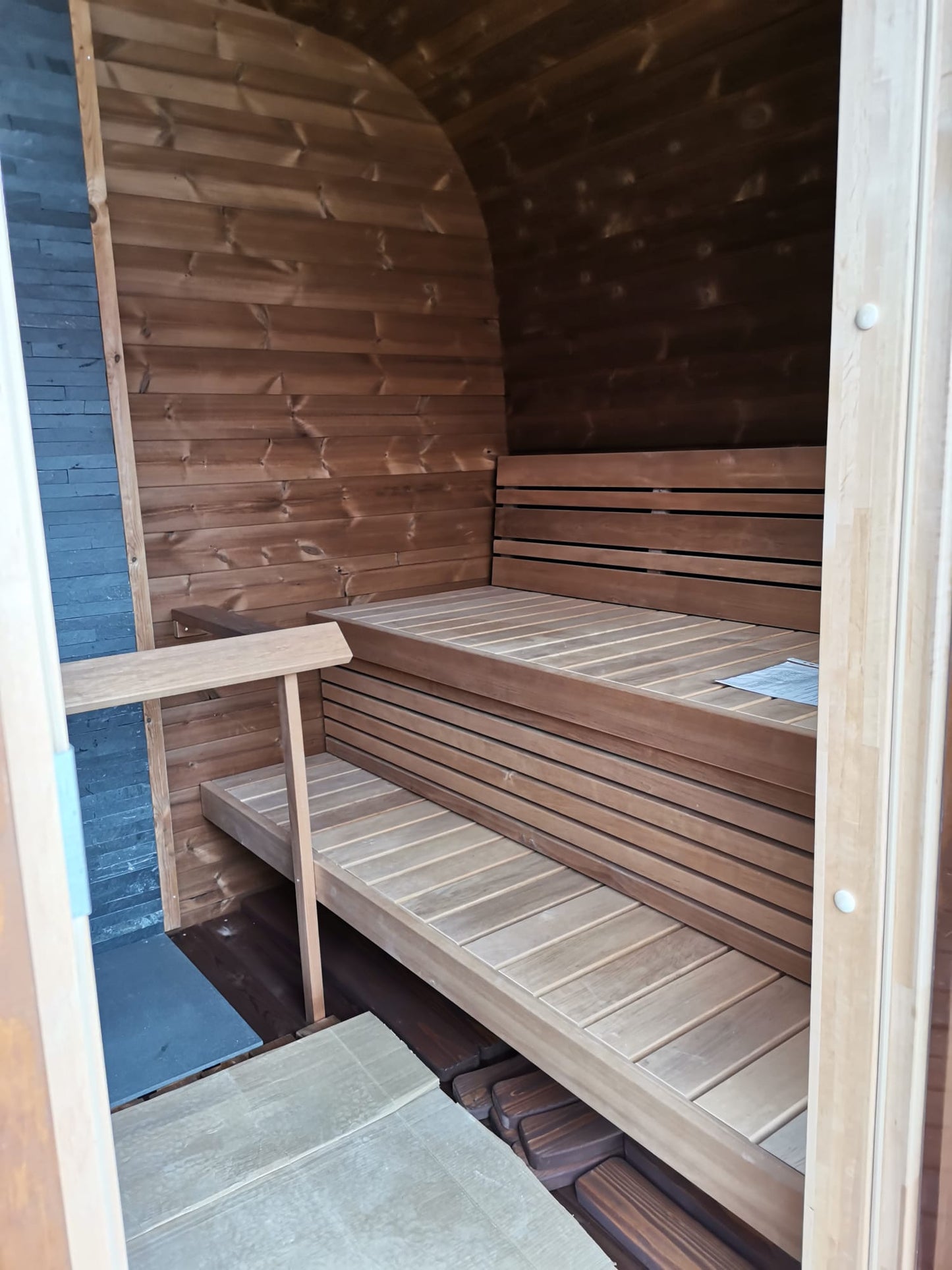 Saunamo Sauna Cubus avec bancs en bois.