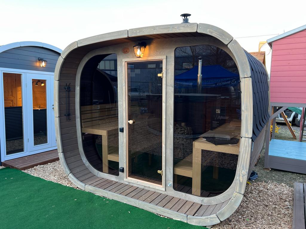 Saunamo Sauna Cubus avec porte en verre et structure en bois.