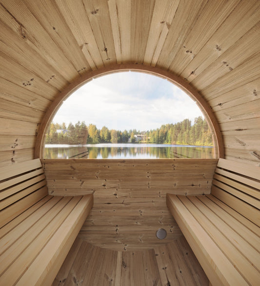 Saunamo Sauna Ergo dans une salle avec vue sur le lac.