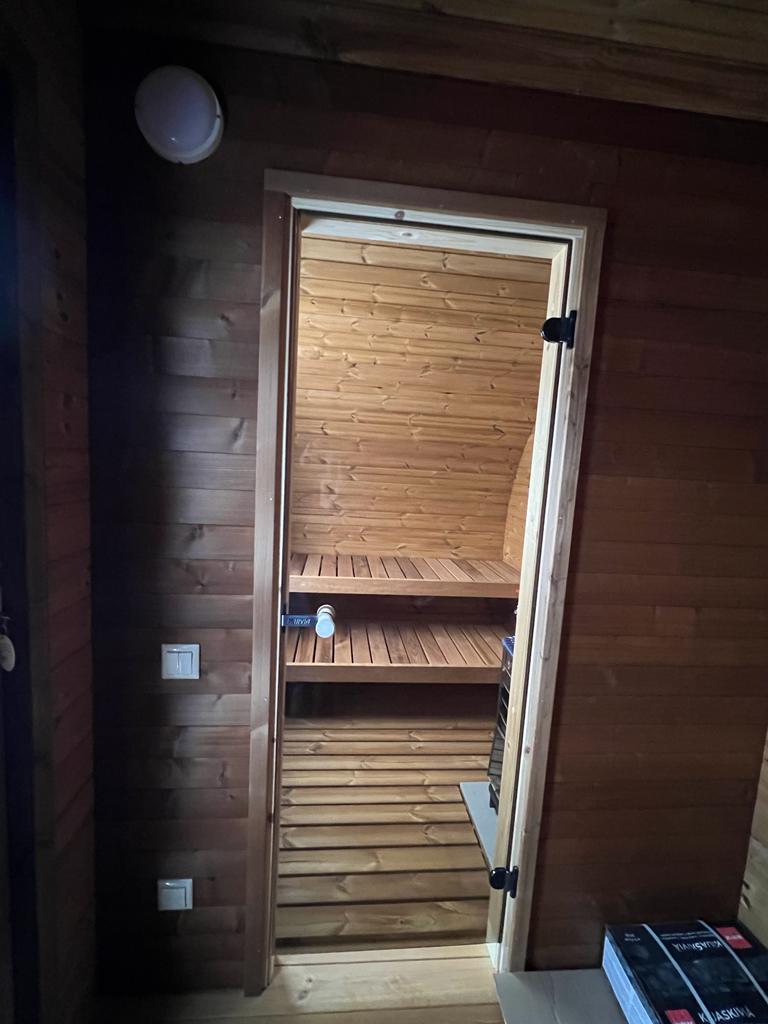 Saunamo Porte vitrée du sauna Hobbit 195 ouverte.