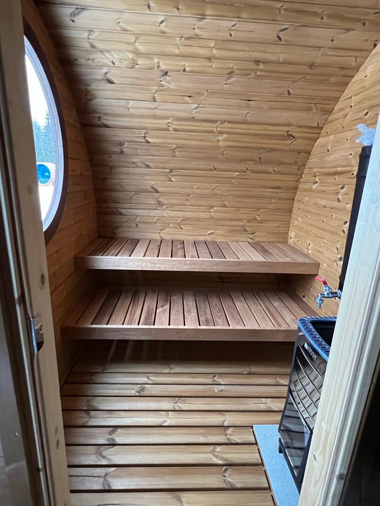 Saunamo Sauna extérieur Hobbit 195 avec fenêtre circulaire.