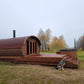 Saunamo Sauna Hobbit 500 à côté de la terrasse en bois.