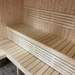 Banc en bois dans le grand sauna intérieur.