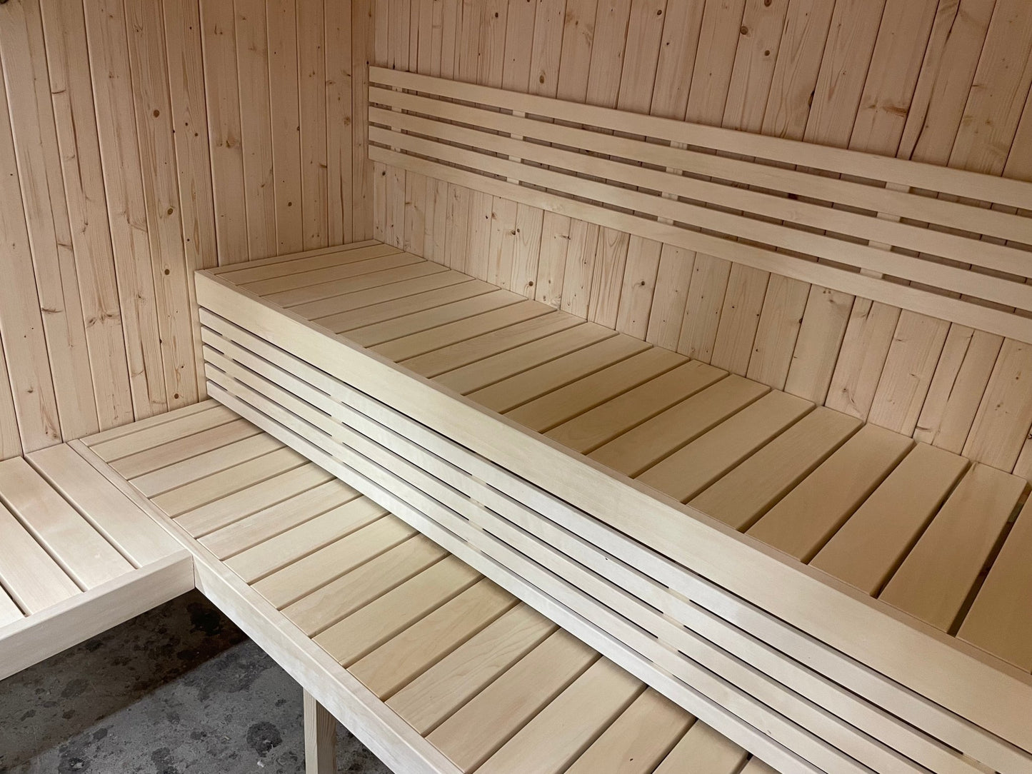 Banc en bois dans le grand sauna intérieur.