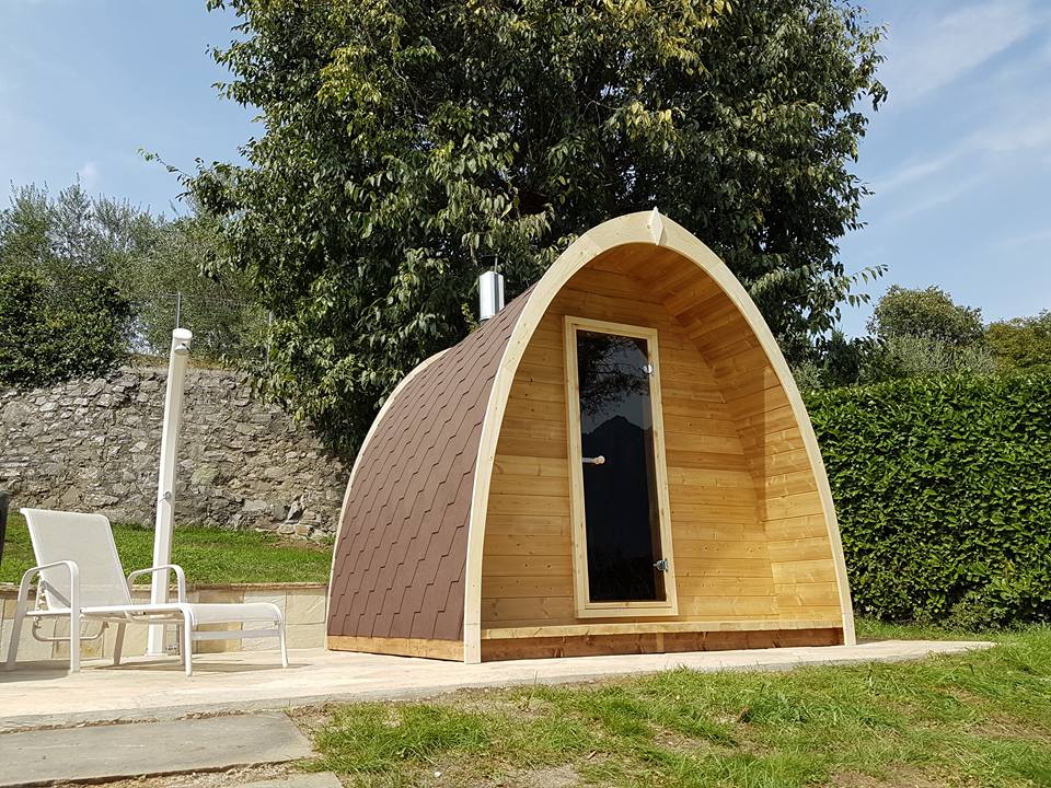 Saunamo Pod : structure en bois avec porte pour sauna extérieur.