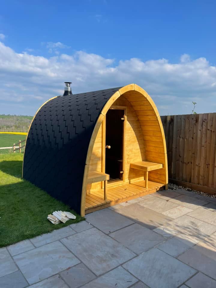 Saunamo Sauna Cabine en bois avec porte et banc.