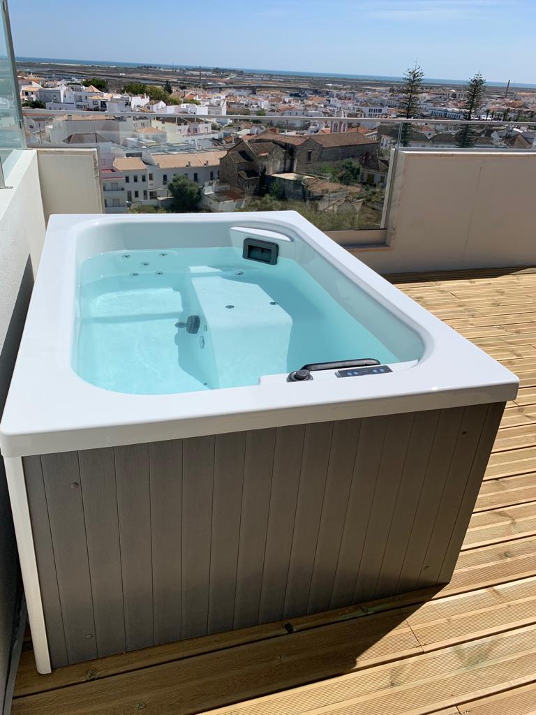 Saunamo Bain hydromassant Serena 190 sur une terrasse.