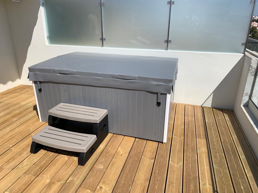 Saunamo Bain hydromassant Serena 190 sur une terrasse en bois.