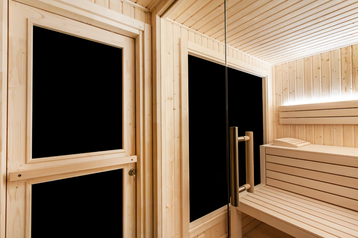 Grand sauna extérieur isolé Alpine avec porte et fenêtres en bois.